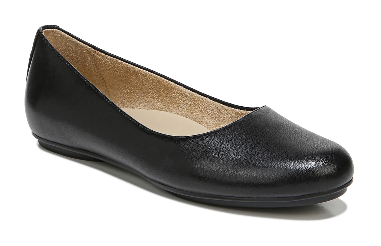 Naturalizer 2025 black flats