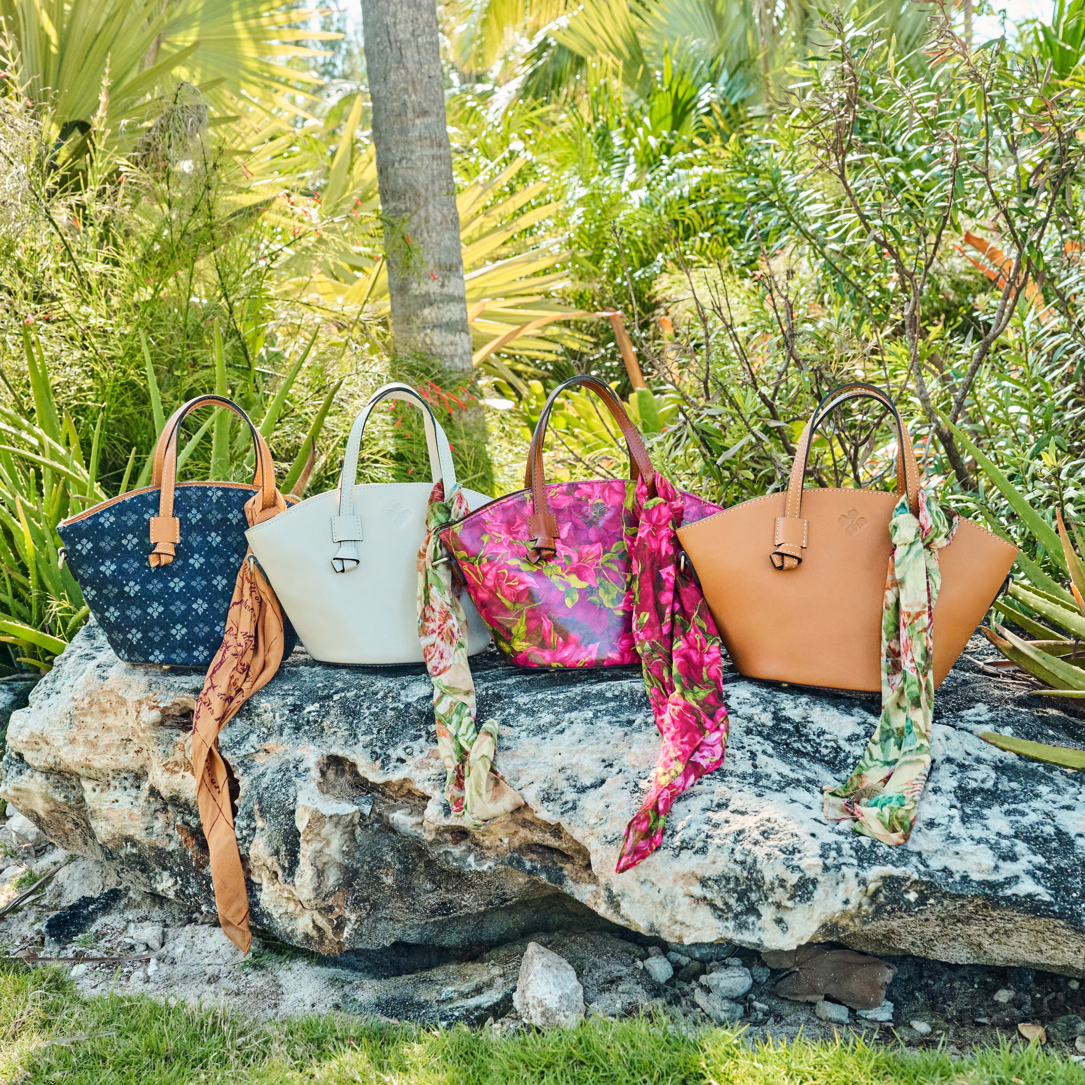 (取寄) パトリシア ナッシュ レディース クロスボディ W/ グリーク オンブレ スカーフ Patricia Nash women Corallina Crossbody W/ Greek Ombre Scarf Chalk White Patricia Nash Corallina Satchel Crossbody With Scarf - TSC.ca