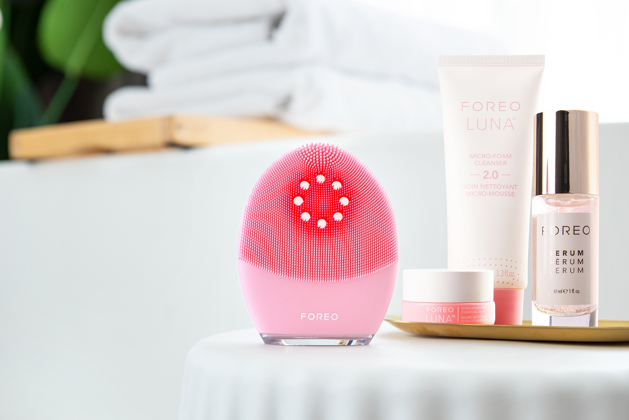 Foreo Luna 4 Plus With Micro-Foam Cleanser 2.0 Duo - TSC.ca
