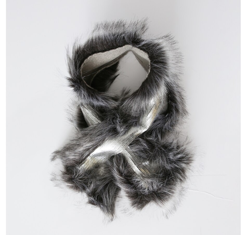 Softly | Black Faux Fur Pull-Through Shawl