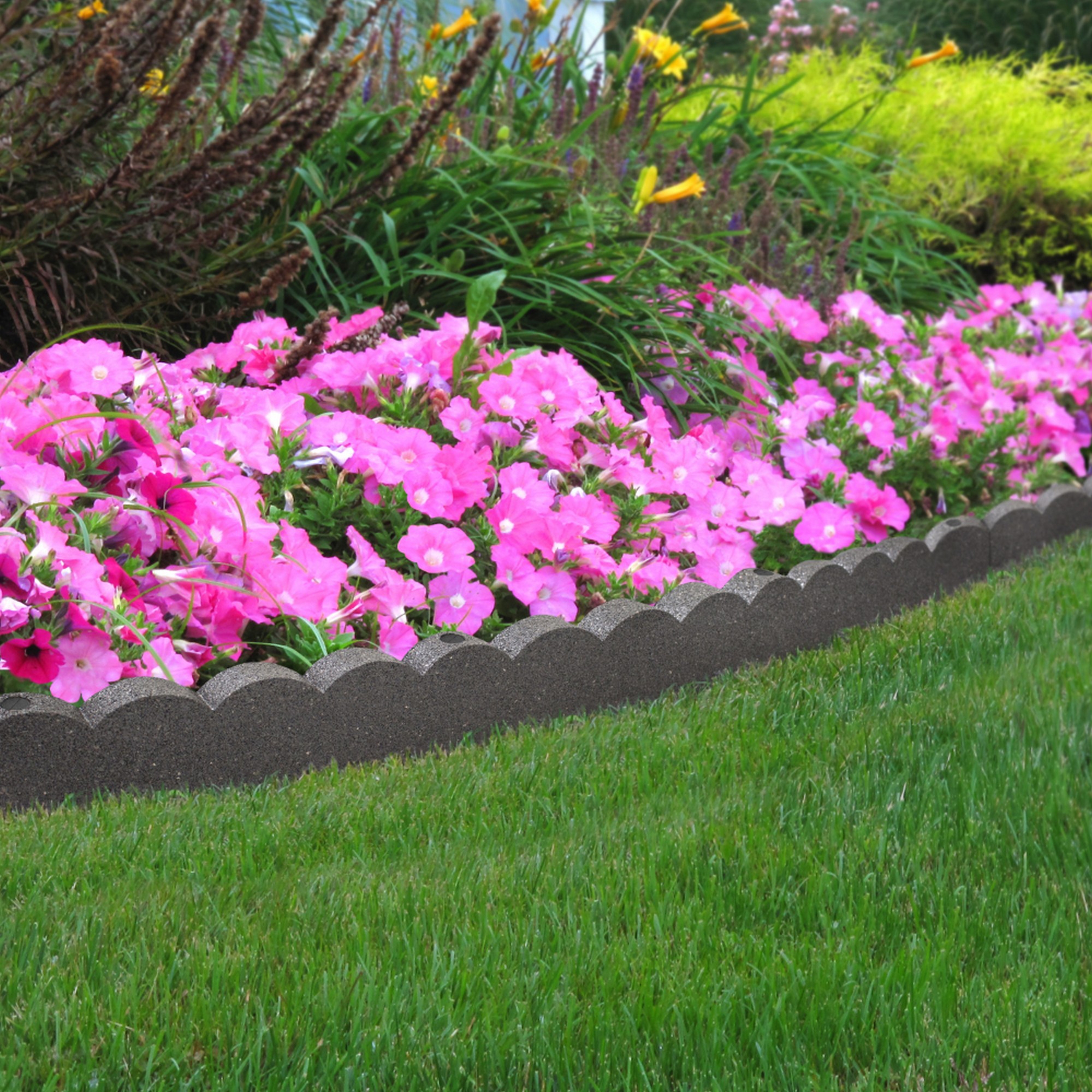 Tierra Verde EZBorder Scallop Garden Border 2
